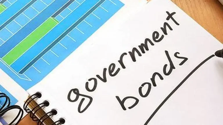 Indian Government Bonds Poised for Gains as Oil Prices Decline and RBI Attracts Dollar Inflows